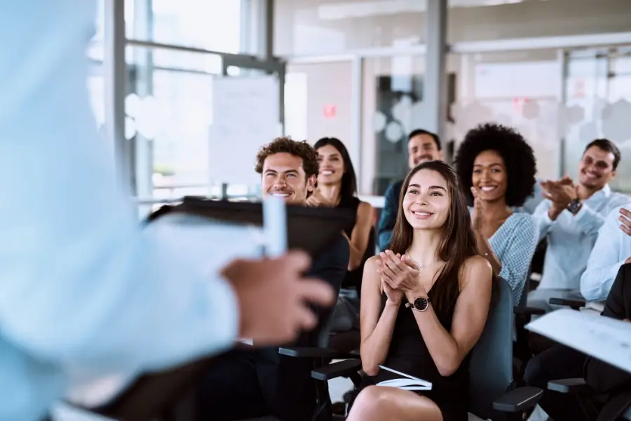 Nesse contexto, surge o conceito de minimalismo educacional, que propõe uma abordagem mais simples e estratégica: aprender apenas o que realmente importa.