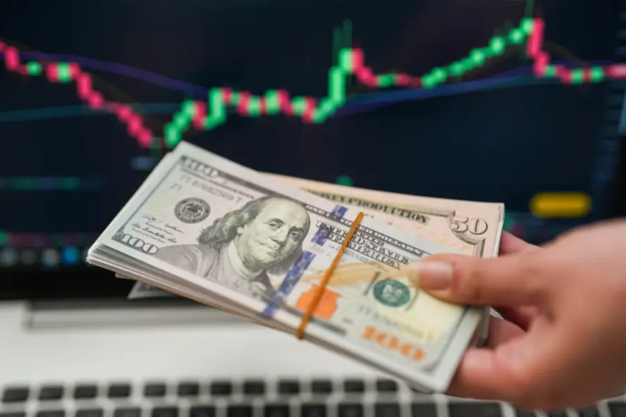 O dólar dispara e encerra a segunda-feira com uma alta de 1,87%, sendo cotado a R$ 6,1855, revertendo uma sequência de quedas nos dois últimos pregões. 