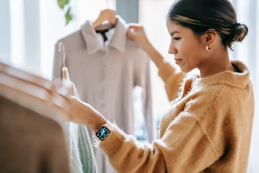 Roupas Essenciais

Adotar o minimalismo no vestuário é mais do que apenas uma tendência; é uma filosofia de vida que busca simplicidade e funcionalidade em cada escolha.