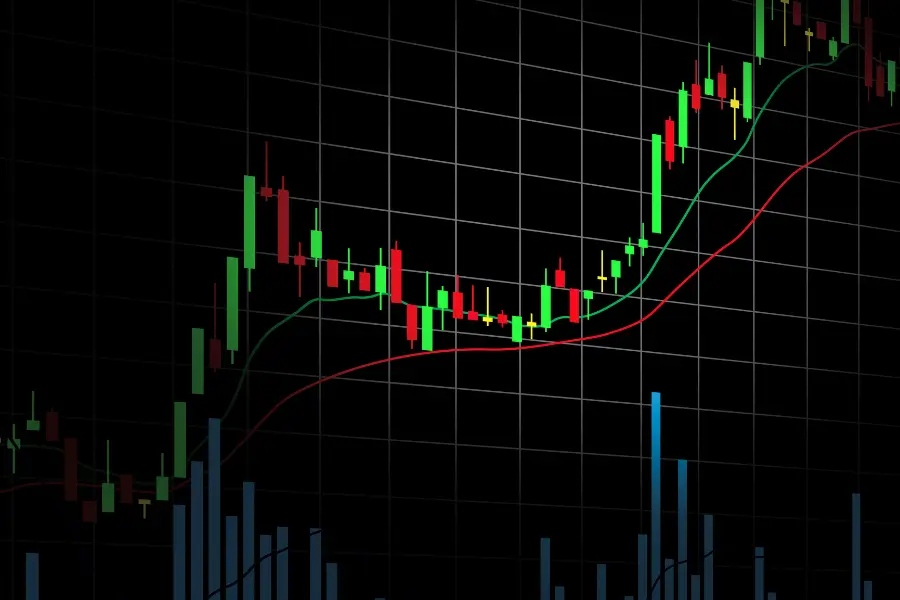 O dólar dispara e encerra a segunda-feira com uma alta de 1,87%, sendo cotado a R$ 6,1855, revertendo uma sequência de quedas nos dois últimos pregões. 